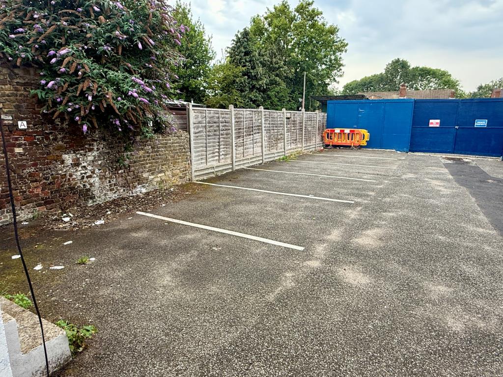 Lot: 38 - FREEHOLD BLOCK OF FLATS FOR INVESTMENT - Parking spaces to rear